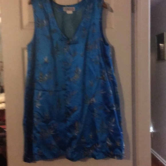 Long satin oriental vest with one button closure. - Picture 4 of 5